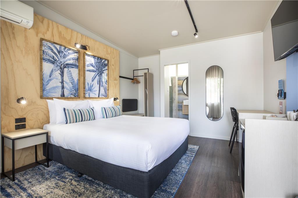 NIGHTCAP AT MARINE HOTEL CARDWELL-guestroom-Guest Room,On-Site.jpg
