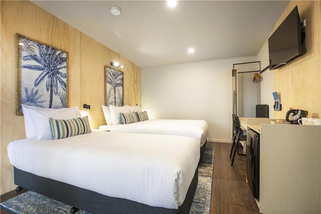 NIGHTCAP AT MARINE HOTEL CARDWELL-guestroom-Guest Room,Bathroom,On-Site.jpg