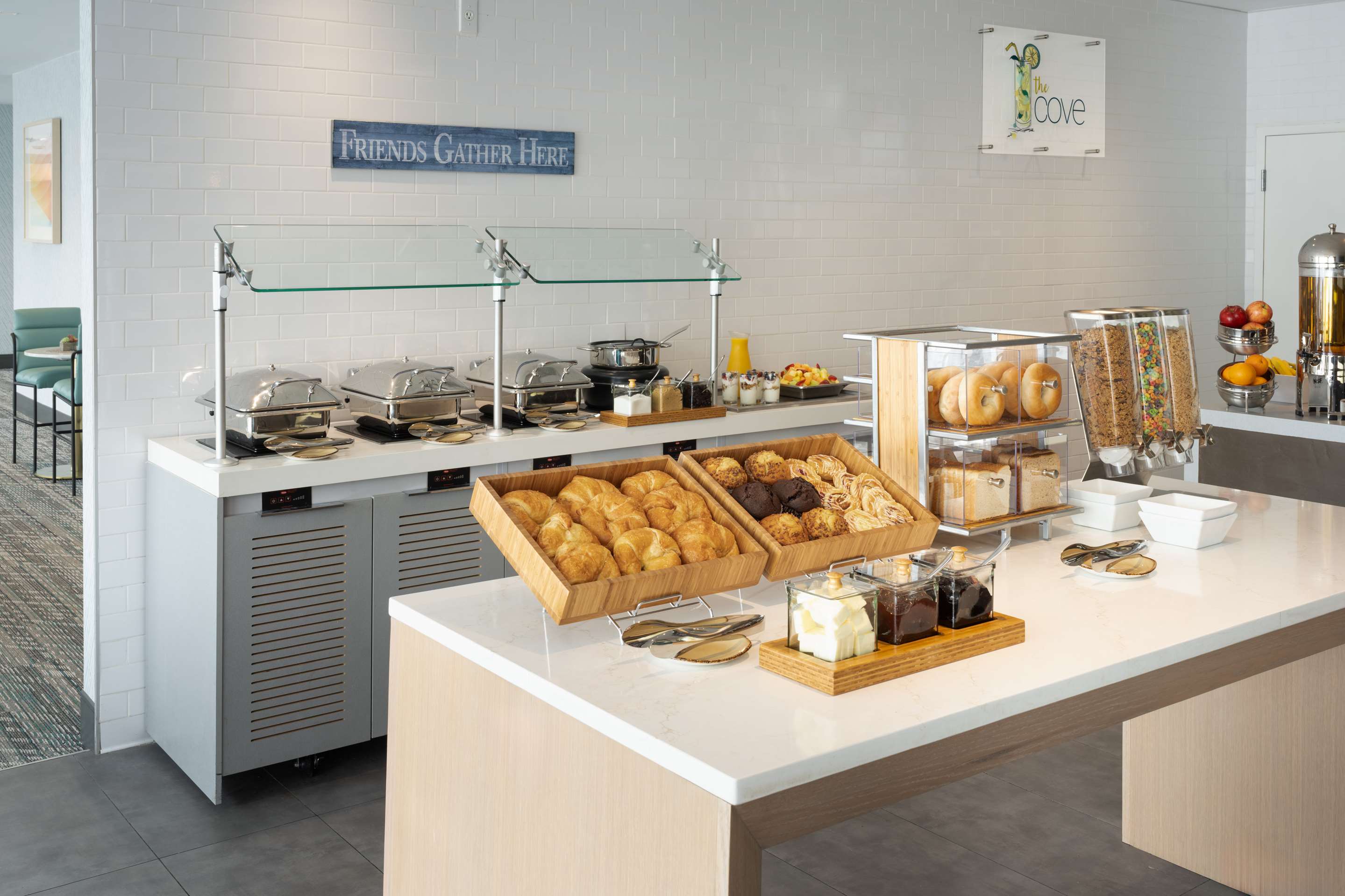 Breakfast Area | DoubleTree by Hilton Miami North I-95, FL