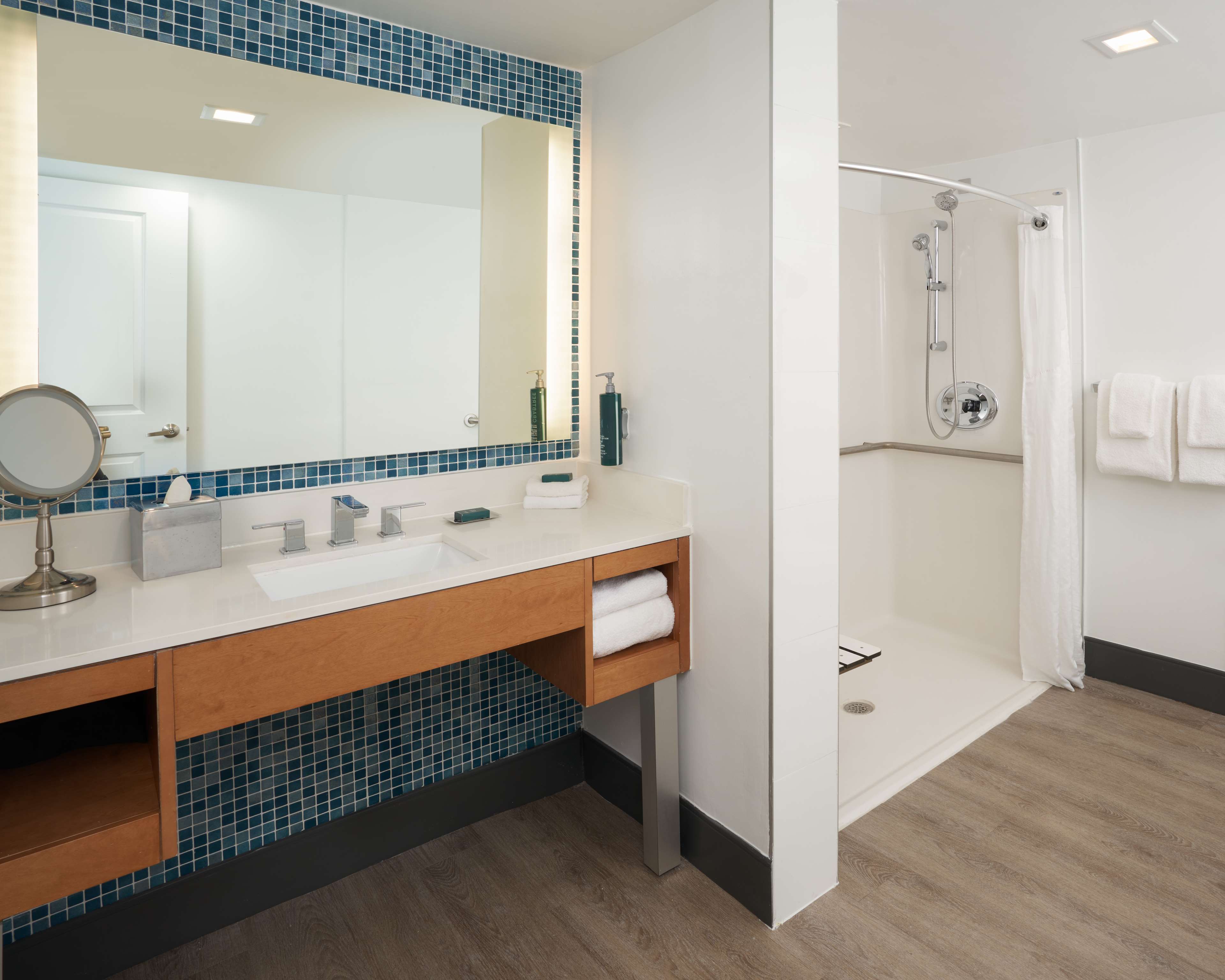 DoubleTree by Hilton Miami North I-95, FL Room Type - 2 QN MOB HEAR ACC RIS
