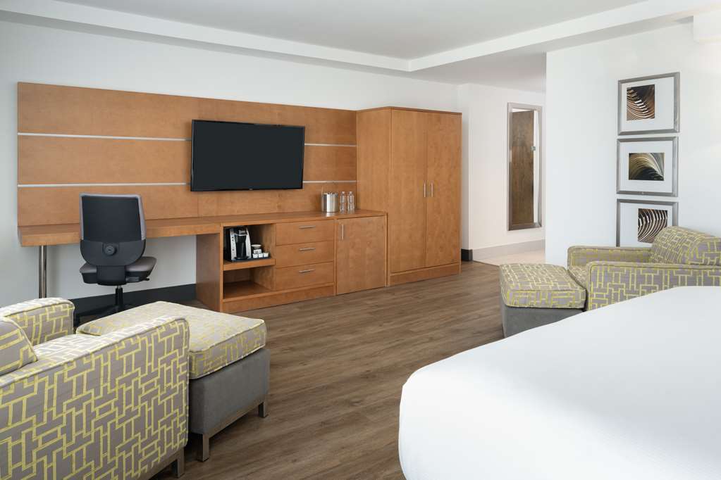 DoubleTree by Hilton Miami North I-95, FL - Tap to explore photos
