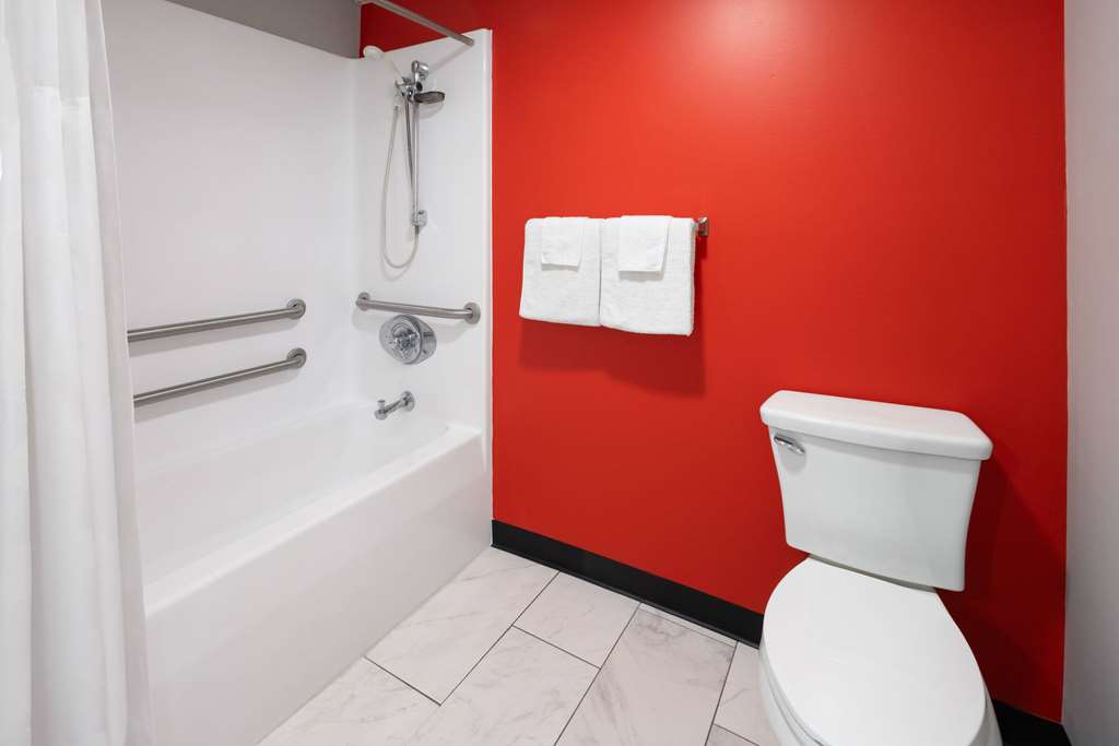 SUPER 8 BY WYNDHAM HAZLETON-guestroom-Guest Room,Bathroom,Accessibility,On-Site.jpg