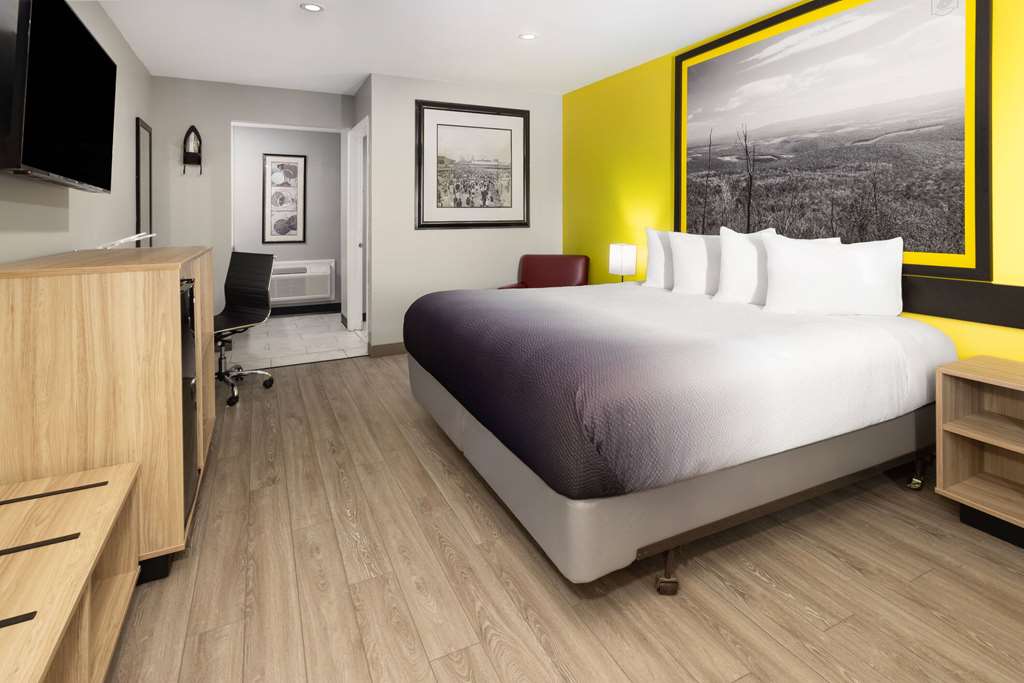 SUPER 8 BY WYNDHAM HAZLETON-guestroom-Guest Room,On-Site.jpg
