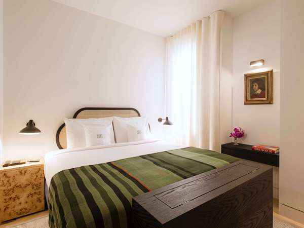 DELUXE SUITE with 1 King Bed