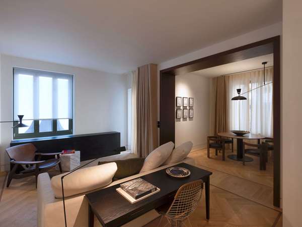 DELUXE SUITE with 1 King Bed