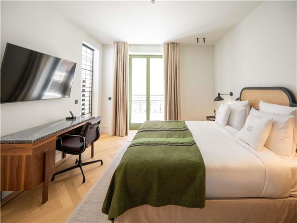 DELUXE SUITE with 1 King Bed
