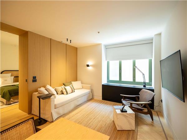 JUNIOR SUITE with 1 king Bed