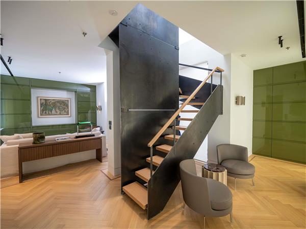 DUPLEX EXECUTIVE SUITE With 1 King and 1 double sofa bed
