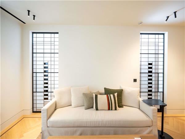 DELUXE SUITE with 1 King Bed