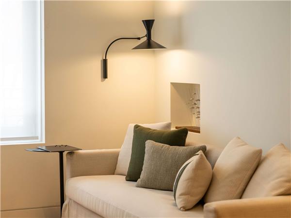 EXECUTIVE SUITE With 1 King and two Twin beds