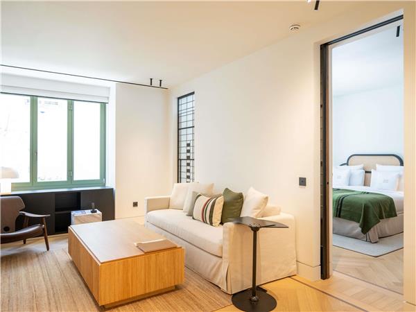 DELUXE SUITE with 1 King Bed