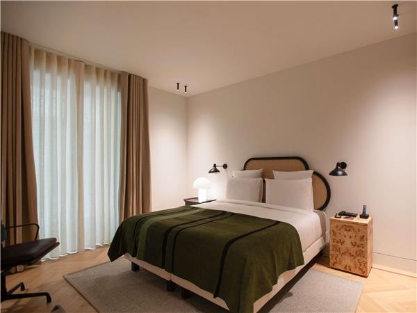 DELUXE SUITE with 1 King Bed