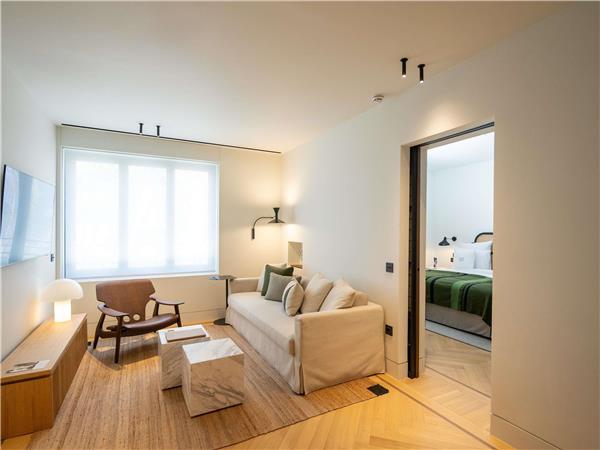 EXECUTIVE SUITE With 1 King and two Twin beds
