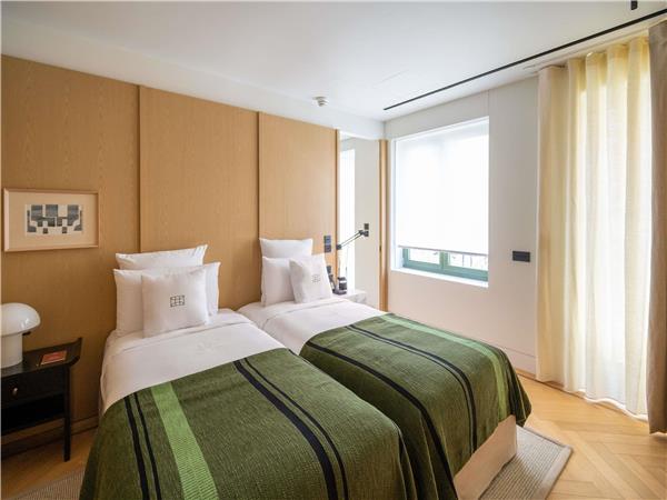 EXECUTIVE SUITE With 1 King and two Twin beds