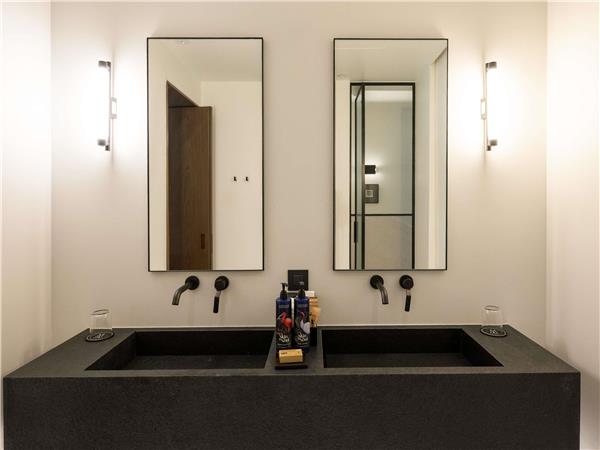 EXECUTIVE SUITE With 1 King and two Twin beds