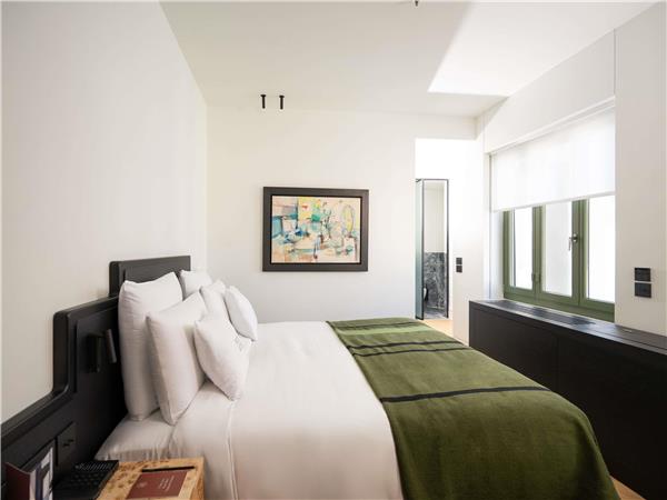 PRESIDENTIAL SUITE WITH 1 King and 1 Queen Bed