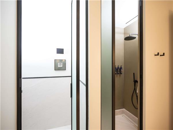 EXECUTIVE SUITE With 1 King and two Twin beds