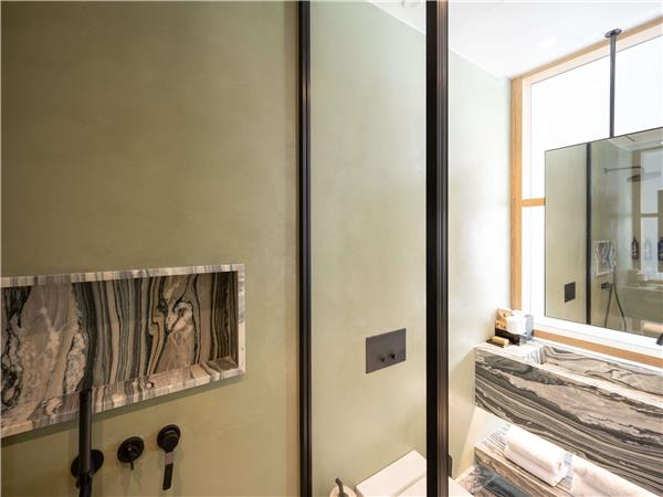 PRESIDENTIAL SUITE WITH 1 King and 1 Queen Bed