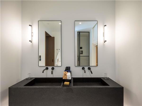 DELUXE SUITE with 1 King Bed