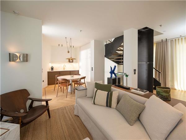 DUPLEX EXECUTIVE SUITE With 1 King and 1 double sofa bed
