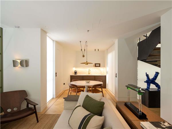 DUPLEX EXECUTIVE SUITE With 1 King and 1 double sofa bed
