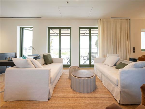 PRESIDENTIAL SUITE WITH 1 King and 1 Queen Bed
