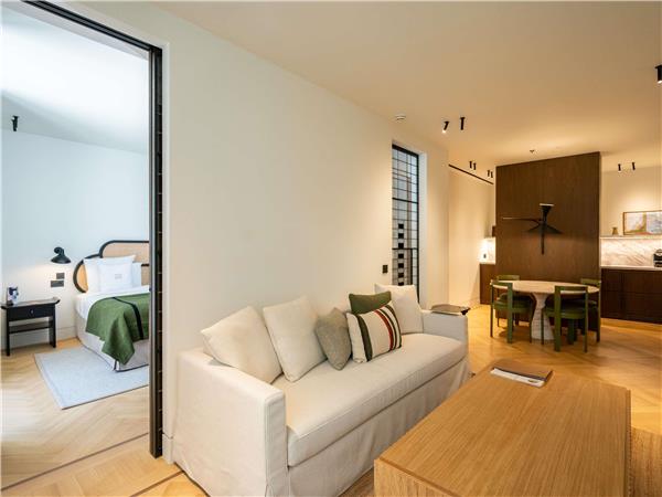 DELUXE SUITE with 1 King Bed