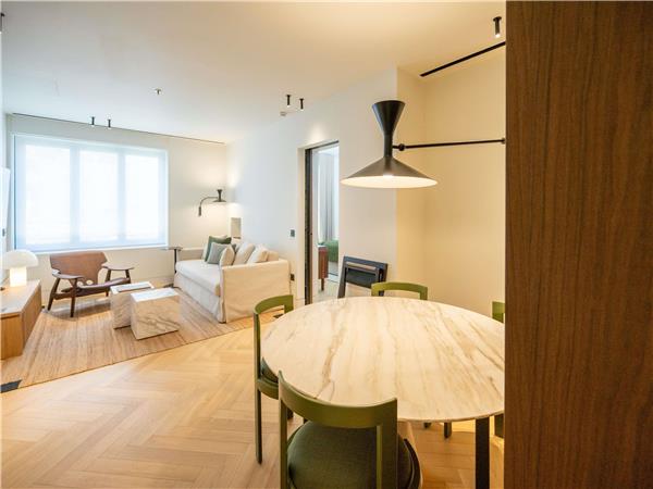 EXECUTIVE SUITE With 1 King and two Twin beds