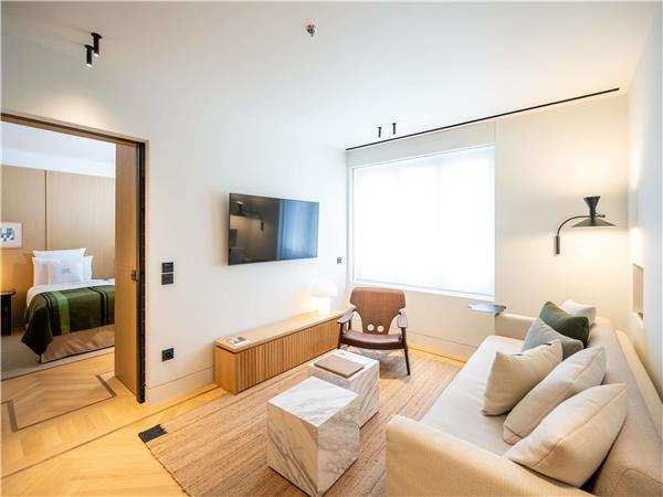 EXECUTIVE SUITE With 1 King and two Twin beds