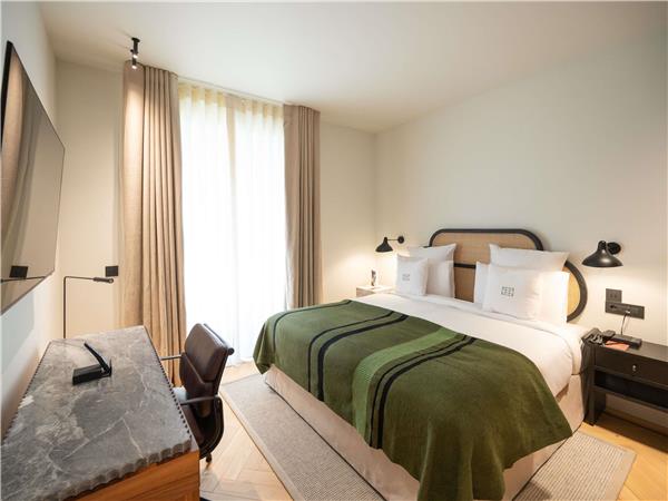 EXECUTIVE SUITE With 1 King and two Twin beds