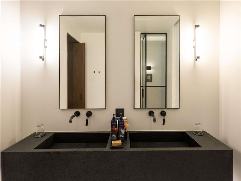 EXECUTIVE SUITE With 1 King and two Twin beds