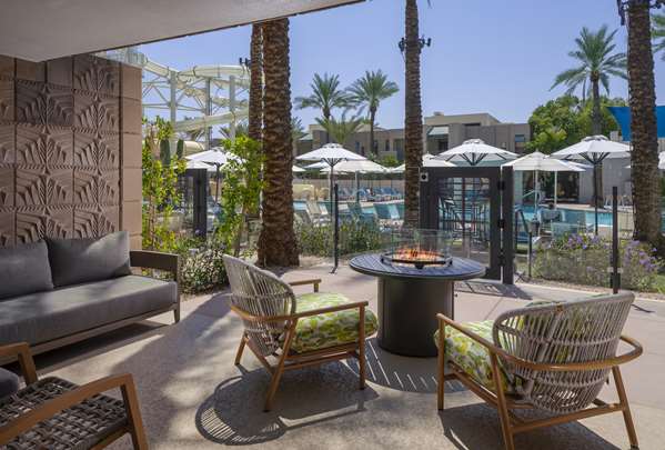 PARADISE POOL SIDE - ONE KING BED