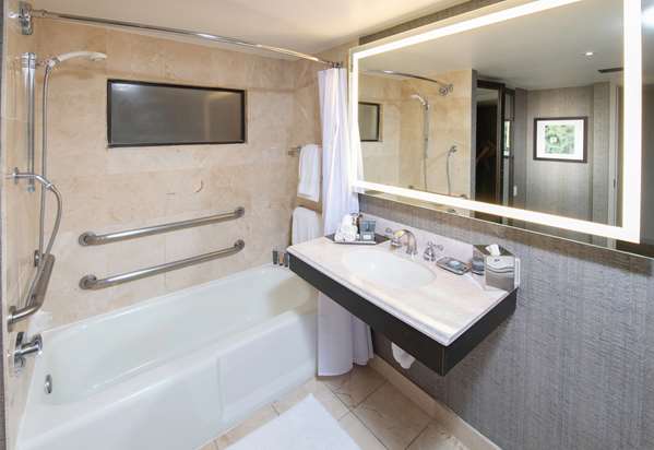 RESORT ROOM 1 KING MOBILITY ACCESS W/ BATHTUB