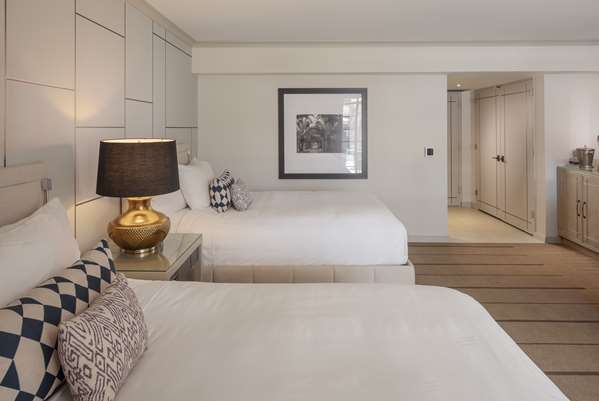 PARADISE POOL SIDE - TWO QUEEN BEDS