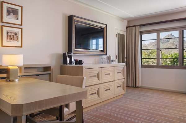 RESORT ROOM - ONE KING BED