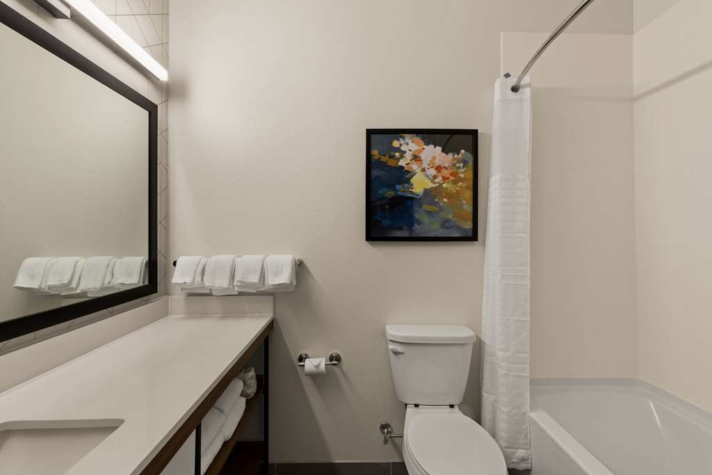 EVERHOME SUITES TEMECULA-guestroom-Guest Room,Bathroom,On-Site.jpg