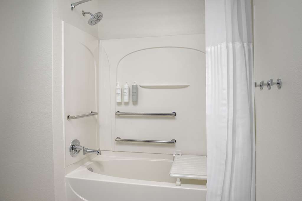 SPARK BY HILTON MIAMI DORAL-guestroom-Guest Room,Bathroom,On-Site.jpg