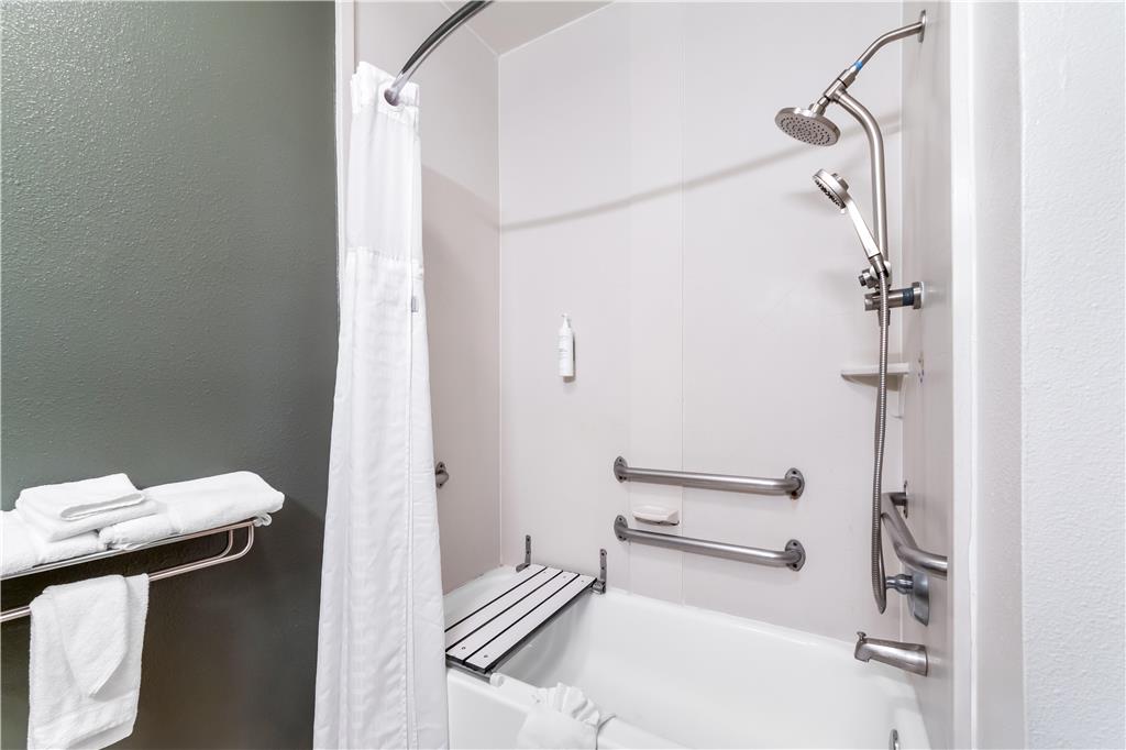 SPARK BY HILTON SOUTHEAST-guestroom-Guest Room,Bathroom,On-Site.jpg