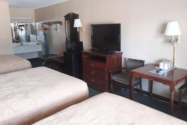 3 Queen Beds, Second Floor, Non-Smoking