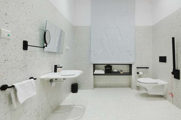 Accessible - 2 Single, Mobility Accessible, Walk In Shower, Wi-Fi, Air-Conditioned, Coffee And Tea Maker, Non-Smoking