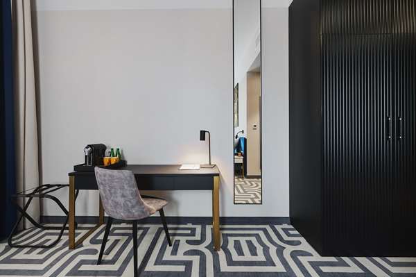 Accessible - 2 Single, Mobility Accessible, Walk In Shower, Wi-Fi, Air-Conditioned, Coffee And Tea Maker, Non-Smoking