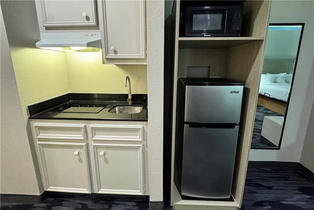 BAYMONT BY WYNDHAM TEXAS CITY-guestroom-Guest Room,On-Site.jpg