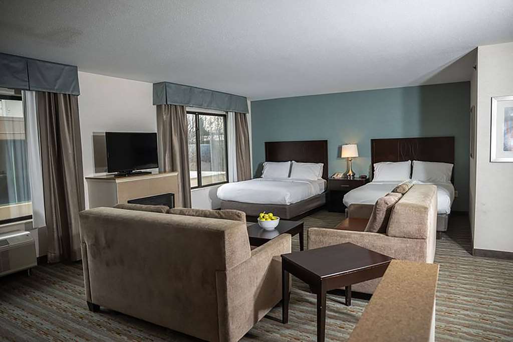 WYNDHAM GARDEN ERIE-guestroom-Guest Room,On-Site.jpg