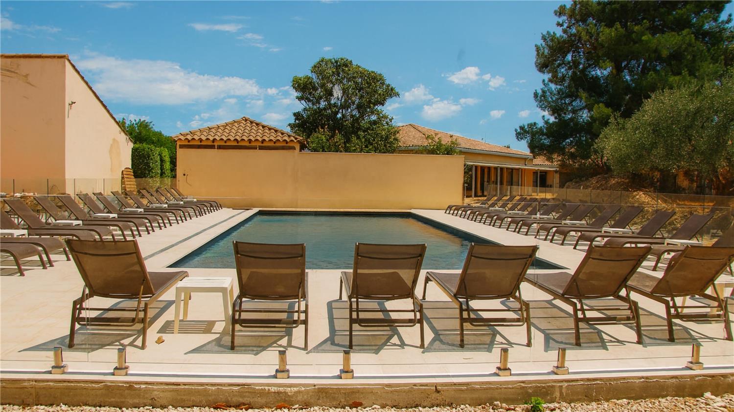 HÔTEL GOLDEN TULIP AVIGNON LE PARADOU - Vue de la piscine