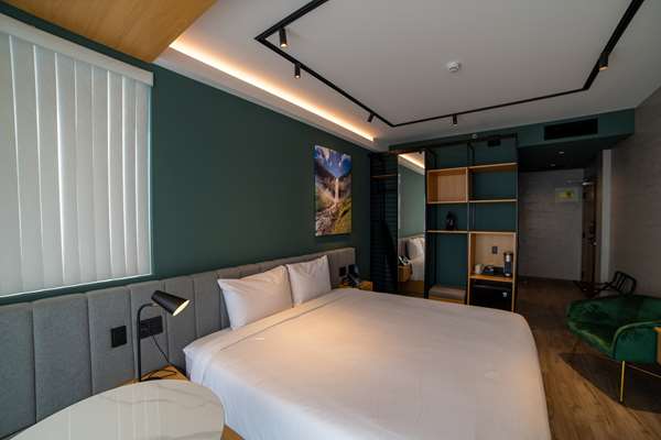 1 King Bed, Non-Smoking, Main Floor