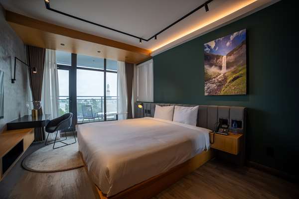 1 King Bed, Non-Smoking, Main Floor
