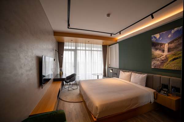 1 King Bed, Non-Smoking, Main Floor