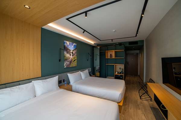 Accessible - 2 Queen, Mobility Accessible, Walk In Shower, Main Floor, Non-Smoking