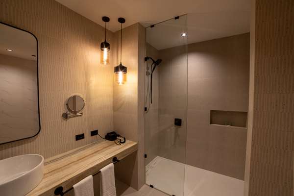1 King Bed, Non-Smoking, Upper Floor