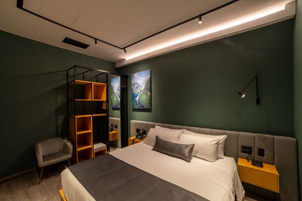 1 King Bed, Non-Smoking, Upper Floor
